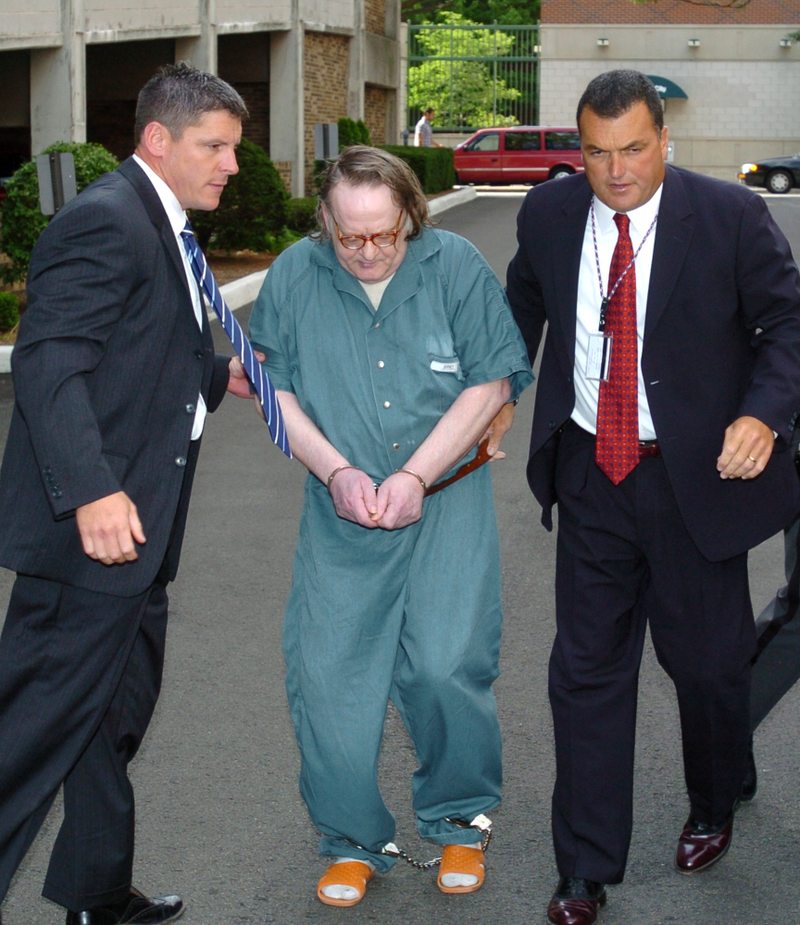 Kenneth Barnes en el 2007 escoltado por el FBI. AP Images